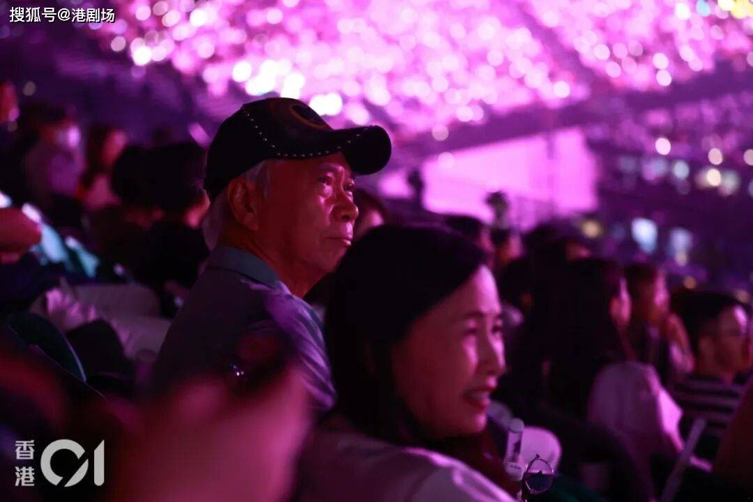 75岁李龙基现身《中年4》决赛山顶，与女伴同坐引猜测