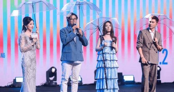 TVB视帝陈展鹏感叹深圳变化极大！小时候曾跟父母去深圳，如今随处可见机器人送餐